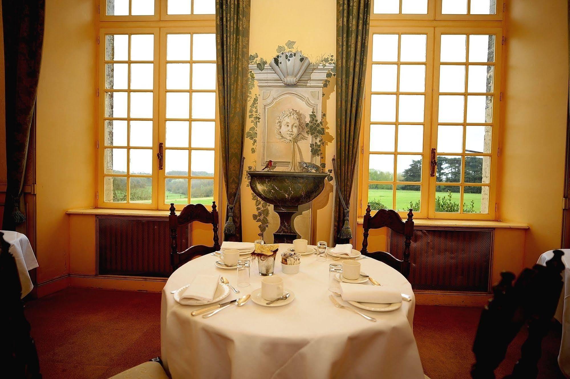 Château de Curzay Extérieur photo